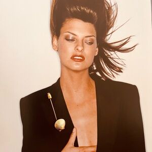 GORGEOUS VINTAGE GOLD‎ TONE CLAM/SEASHELL STICK PIN/LAPEL BROOCH